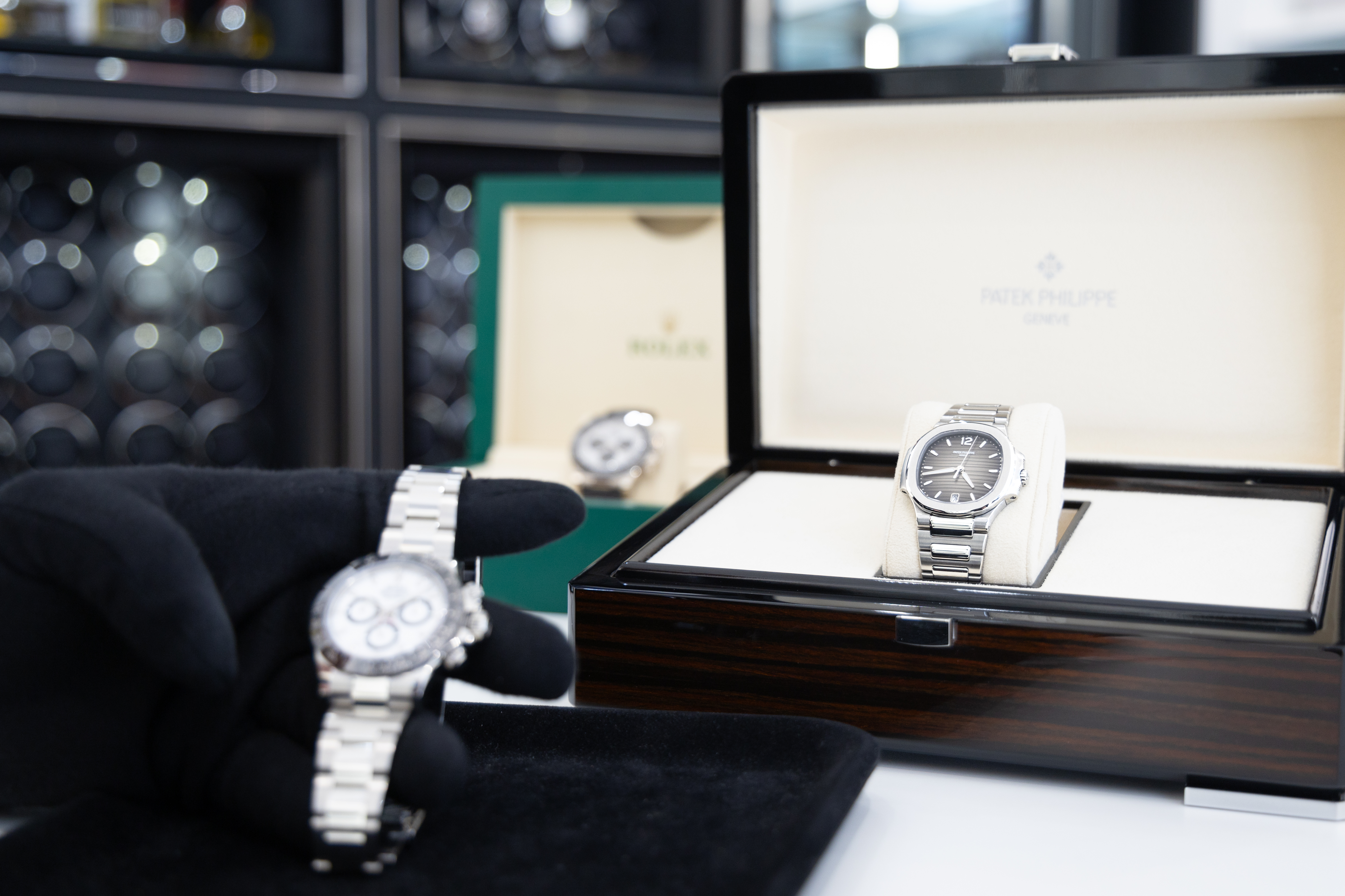 Buying a new or pre-owned luxury watch: An objective comparison based on your buyer profile